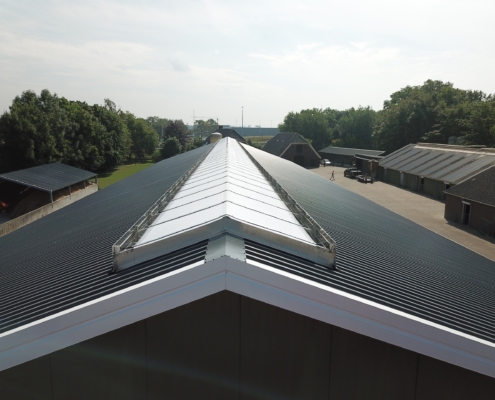 Dak- en wandbeplating bij kalverenschuur te Terschuur Dak- en wandbeplating bij kalverenschuur te Terschuur