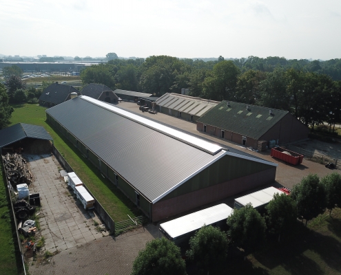 Dak- en wandbeplating bij kalverenschuur te Terschuur Dak- en wandbeplating bij kalverenschuur te Terschuur