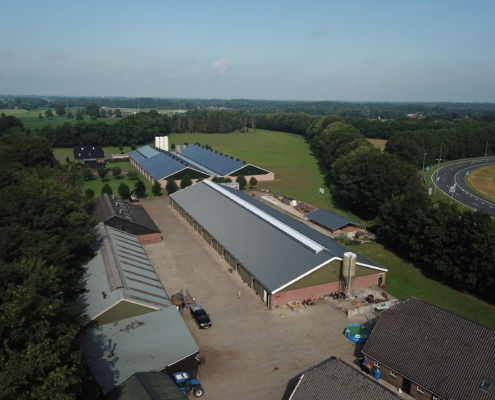 Dak- en wandbeplating bij kalverenschuur te Terschuur