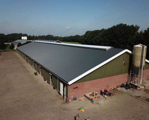 Dak- en wandbeplating bij kalverenschuur te Terschuur Dak- en wandbeplating bij kalverenschuur te Terschuur