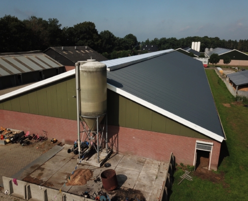 Dak- en wandbeplating bij kalverenschuur te Terschuur Dak- en wandbeplating bij kalverenschuur te Terschuur