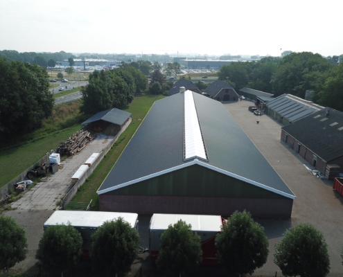 Dak- en wandbeplating bij kalverenschuur te Terschuur Dak- en wandbeplating bij kalverenschuur te Terschuur