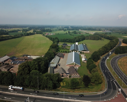 Dak- en wandbeplating bij kalverenschuur te Terschuur Dak- en wandbeplating bij kalverenschuur te Terschuur