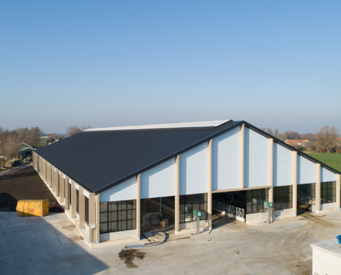 Dak- en gevelbeplating bij Stal Cono Spierdijk Dak- en gevelbeplating bij Stal Cono Spierdijk