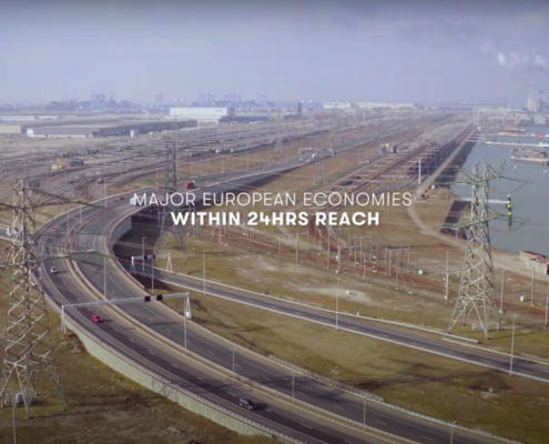 Dak- en gevelbeplating bij DC Dudok te Maasvlakte-West