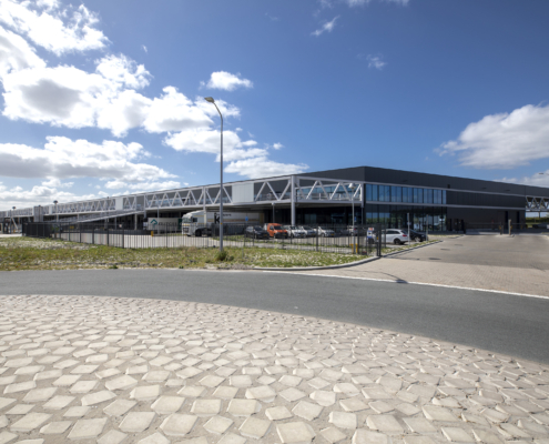 Dak- en gevelbeplating bij AMS Cargo 2.0 te Schiphol Amsterdam