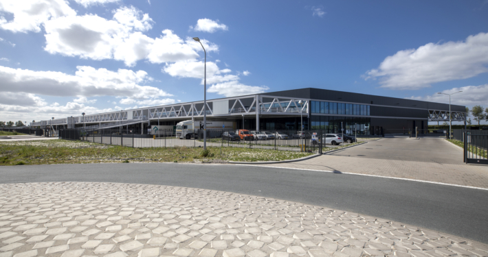 Dak- en gevelbeplating bij AMS Cargo 2.0 te Schiphol Amsterdam