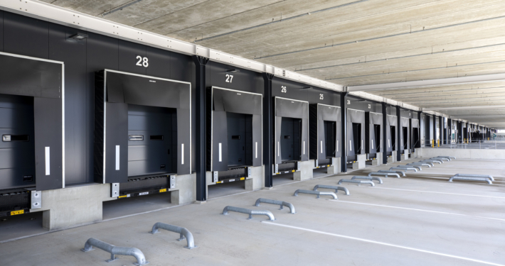 Dak- en gevelbeplating bij AMS Cargo 2.0 te Schiphol Amsterdam