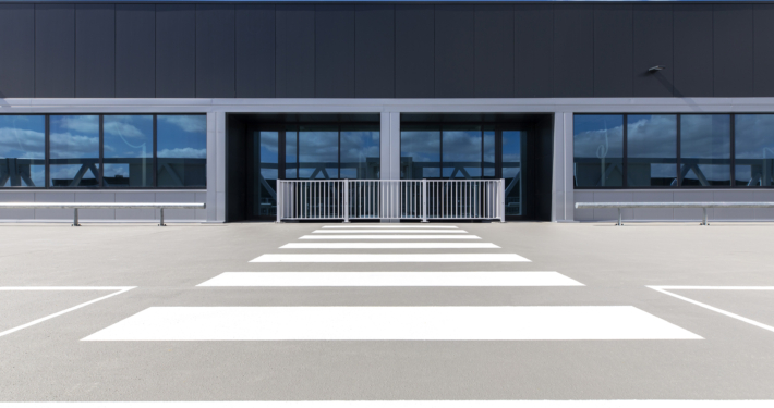 Dak- en gevelbeplating bij AMS Cargo 2.0 te Schiphol Amsterdam