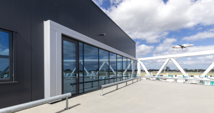 Dak- en gevelbeplating bij AMS Cargo 2.0 te Schiphol Amsterdam