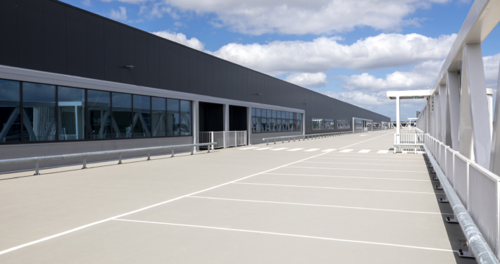 Dak- en gevelbeplating bij AMS Cargo 2.0 te Schiphol Amsterdam