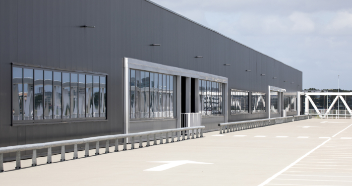 Dak- en gevelbeplating bij AMS Cargo 2.0 te Schiphol Amsterdam