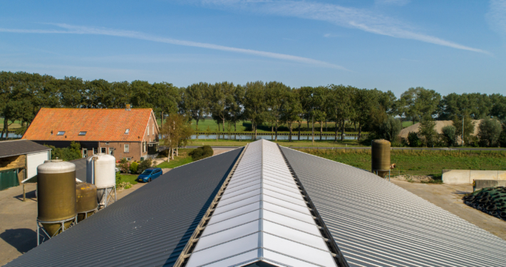 Dakrenovatie bij MTS. Van Beest te Hoogblokland