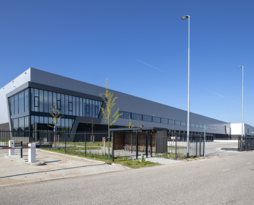 Dak- en gevelbeplating bij DC Somerset te Bleiswijk