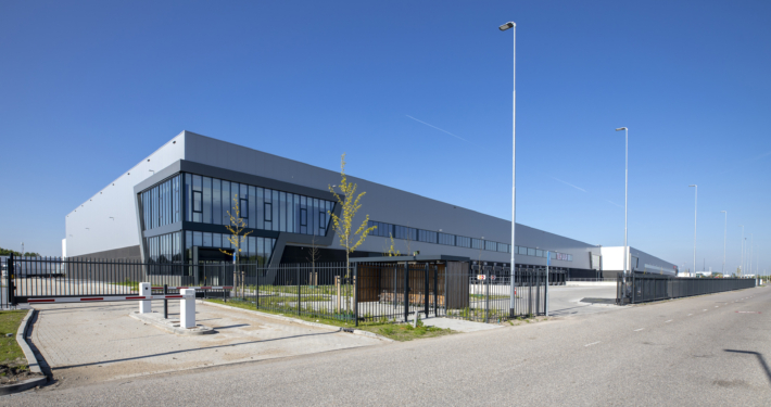 Dak- en gevelbeplating bij DC Somerset te Bleiswijk