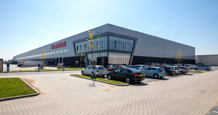 Dak- en gevelbeplating bij DC Somerset te Bleiswijk