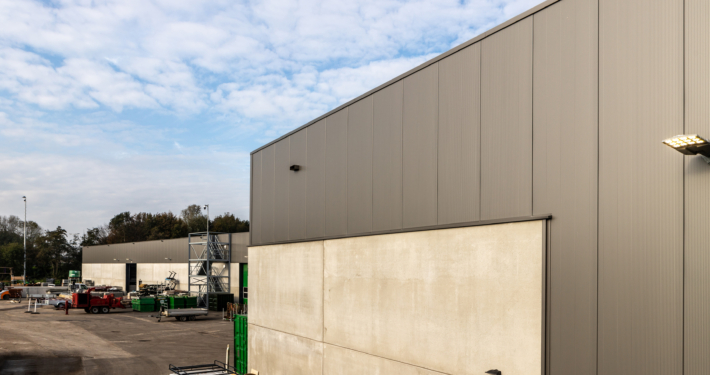 Dak- en gevelbeplating bij GKB te Barendrecht