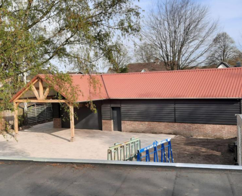 Dak- en gevelbeplating bij nieuwe schuur te Roggel Dak- en gevelbeplating bij nieuwe schuur te Roggel