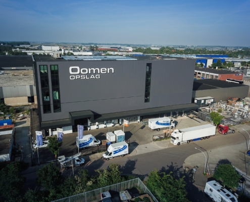 Dak- en gevelbeplating bij nieuwe opslagcentrum Oomen Verhuizers te Katwijk Dak- en gevelbeplating bij nieuwe opslagcentrum Oomen Verhuizers te Katwijk