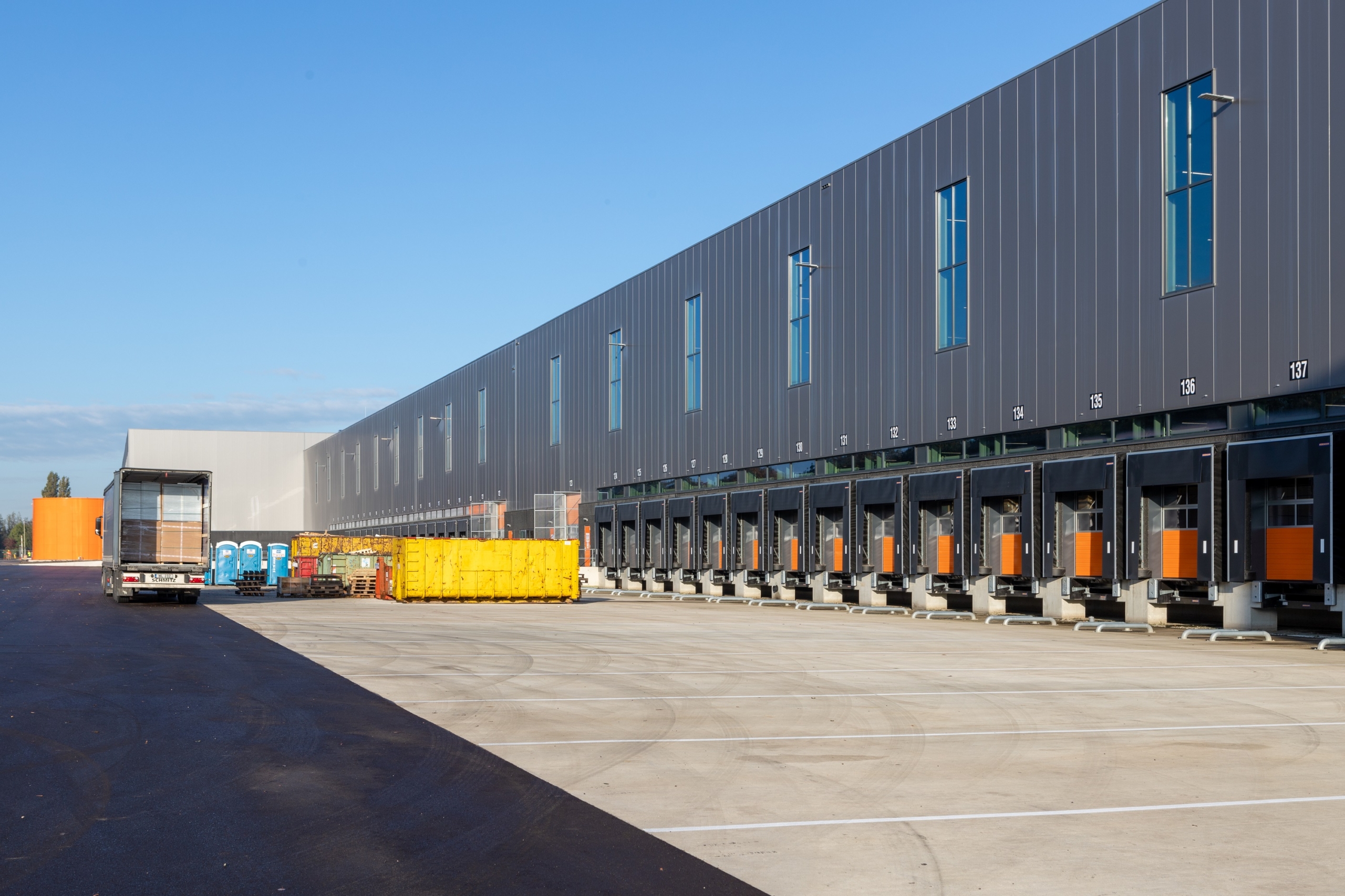 Dak- en gevelbeplating bij Zalando te Bleiswijk