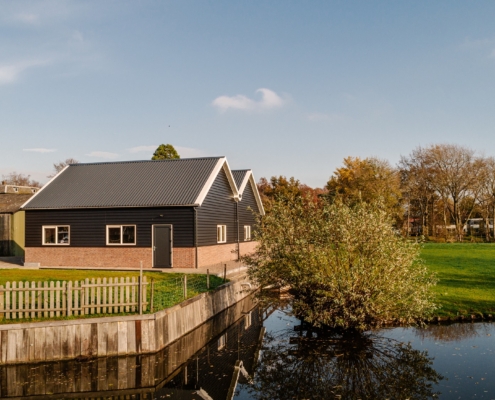 Dak- en gevelbeplating bij nieuwbouw schuur te Haastrecht