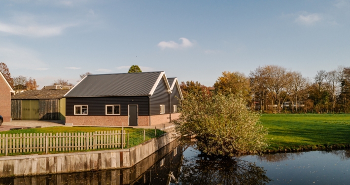 Dak- en gevelbeplating bij nieuwbouw schuur te Haastrecht