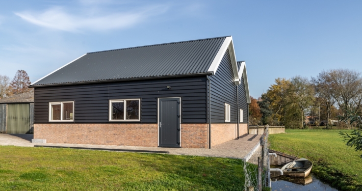 Dak- en gevelbeplating bij nieuwbouw schuur te Haastrecht