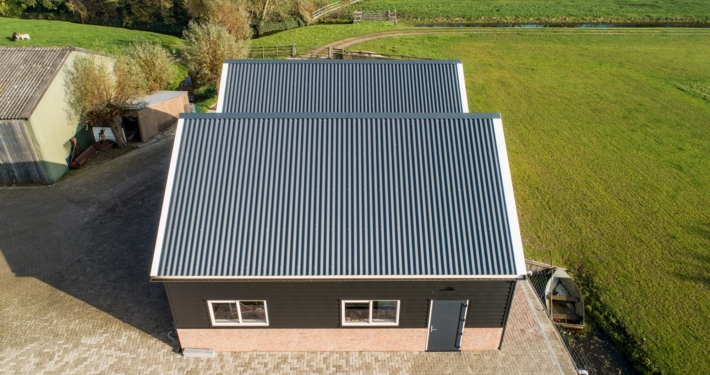 Dak- en gevelbeplating bij nieuwbouw schuur te Haastrecht