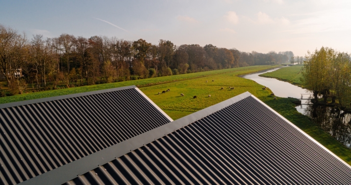 Dak- en gevelbeplating bij nieuwbouw schuur te Haastrecht