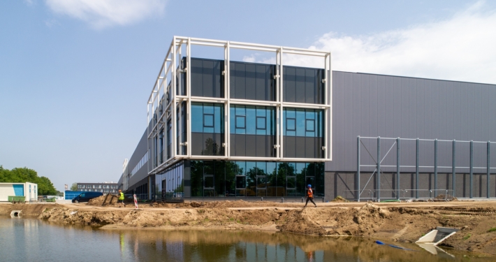 Dak- en gevelbeplating bij DC Somerset te Drunen