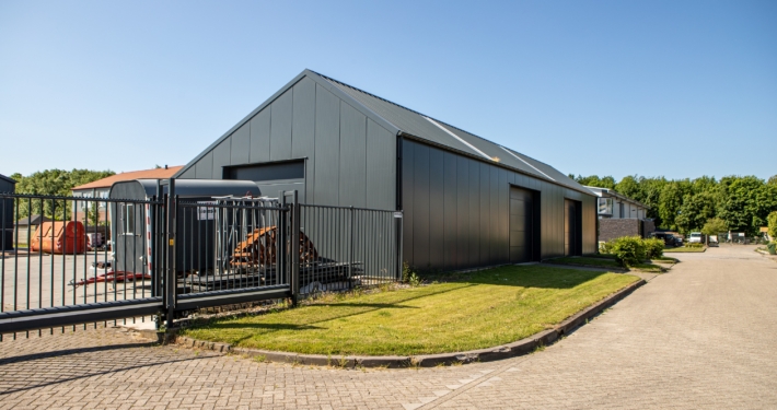 Dak- en gevelbeplating bij NPI B.V. in opdracht van Bouwbedrijf Hiemstra