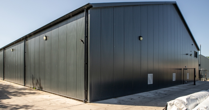 Dak- en gevelbeplating bij NPI B.V. in opdracht van Bouwbedrijf Hiemstra