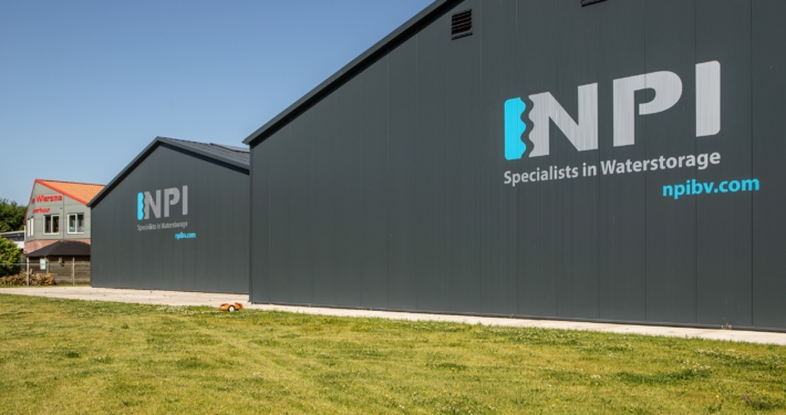 Dak- en gevelbeplating bij NPI B.V. in opdracht van Bouwbedrijf Hiemstra