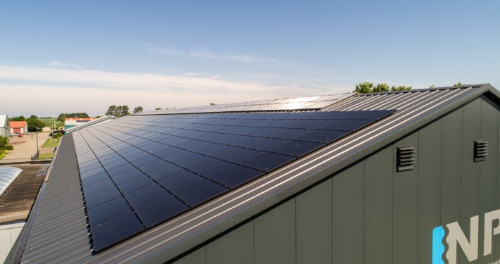 Dak- en gevelbeplating bij NPI B.V. in opdracht van Bouwbedrijf Hiemstra