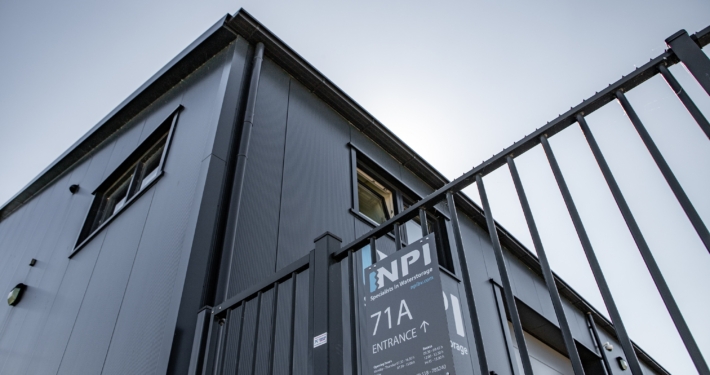 Dak- en gevelbeplating bij NPI B.V. in opdracht van Bouwbedrijf Hiemstra