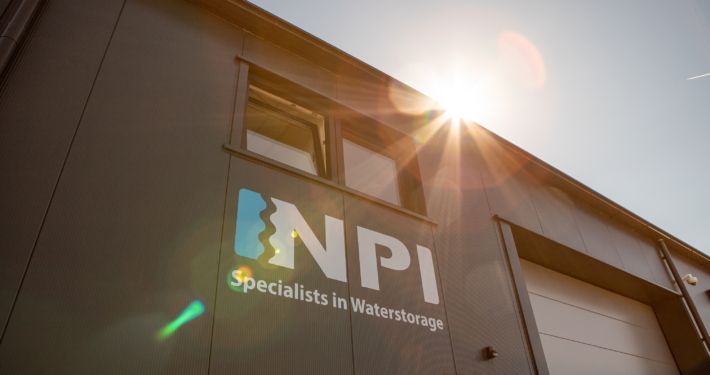 Dak- en gevelbeplating bij NPI B.V. in opdracht van Bouwbedrijf Hiemstra