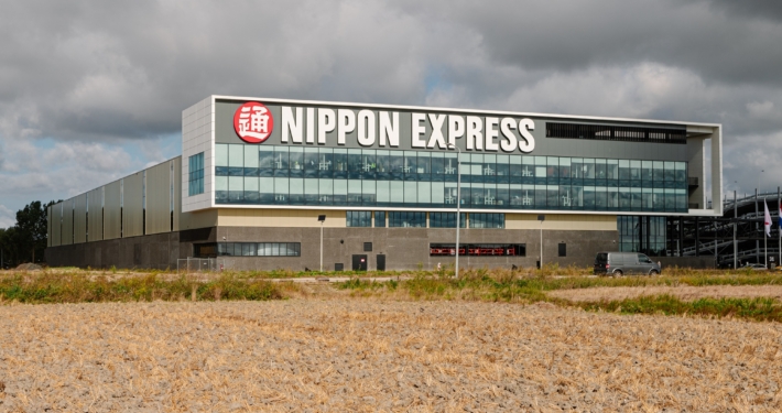 Dak- en gevelbeplating bij Nippon Express te Hoofddorp