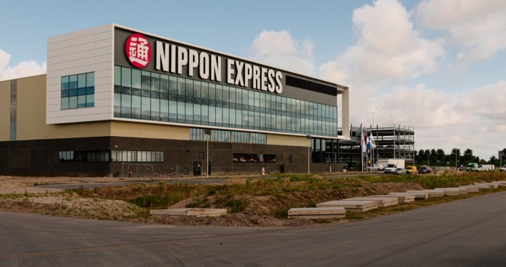 Dak- en gevelbeplating bij Nippon Express te Hoofddorp