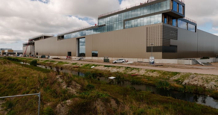 Dak- en gevelbeplating bij Nippon Express te Hoofddorp