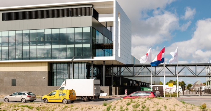 Dak- en gevelbeplating bij Nippon Express te Hoofddorp