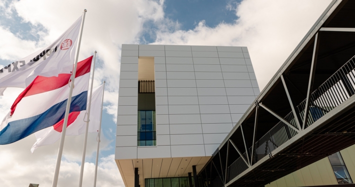 Dak- en gevelbeplating bij Nippon Express te Hoofddorp