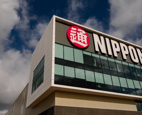 Dak- en gevelbeplating bij Nippon Express te Hoofddorp