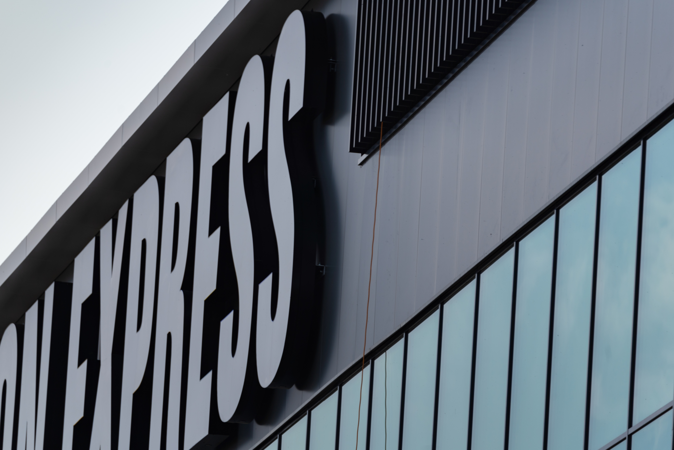 Dak- en gevelbeplating bij Nippon Express te Hoofddorp